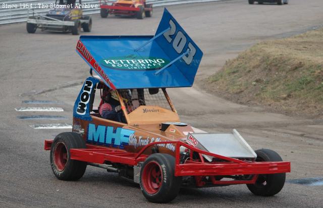 1998 - Purchased a Peter Falding built Ron Kroonder (H217) car fitted with a small block Chevy engine. This car was used until Dan's retirement in 2007. The car was used in different colours and bonnet styles. Bronze colour sponsored by Viking Tyres, yellow colour sponsored by MHF and A Clarke Tipper Hire.   Pictured at Birminghan in 2006. (Photo from Stoxnet)